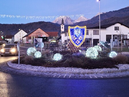 Lepo so zasvetile lučke tudi na krožišču pred Zdravstvenim domom v Cerkljah